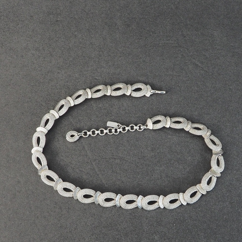Monet Collar Necklace Chain Link Silver Tone Mesh Textured Oval Vintage Estate - Picture 7 of 9